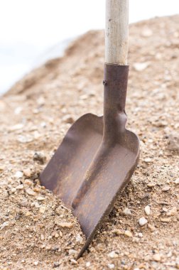 Eski kürek kum yığını