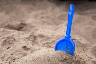 Sarı çocuk kürek kum havuzunda yakın çekim