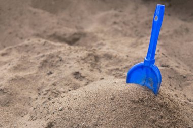 Sarı çocuk kürek kum havuzunda yakın çekim