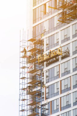 Ufa, Rusya - 21 Mayıs 2016: İdil kulesi. işçiler binanın cephesinde beşikteki