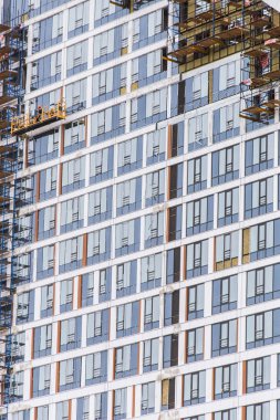 Ufa, Rusya - 21 Mayıs 2016: İdil kulesi. Modern binanın inşaat ile iskele üzerinde görünüşünün altında