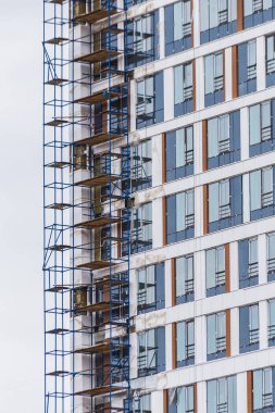 Ufa, Rusya - 21 Mayıs 2016: İdil kulesi. Modern binanın inşaat ile iskele üzerinde görünüşünün altında