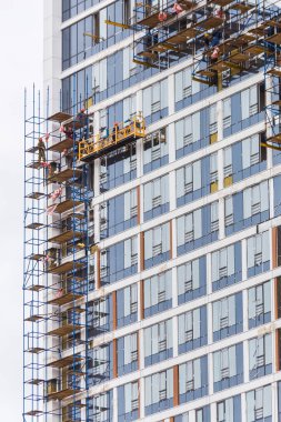 Ufa, Rusya - 21 Mayıs 2016: İdil kulesi. işçiler binanın cephesinde beşikteki