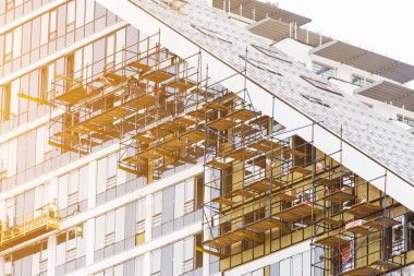 Ufa, Rusya - 21 Mayıs 2016: İdil kulesi. Modern binanın inşaat ile iskele üzerinde görünüşünün altında