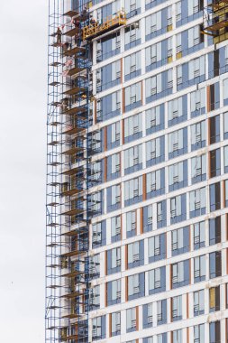 Ufa, Rusya - 21 Mayıs 2016: İdil kulesi. Modern binanın inşaat ile iskele üzerinde görünüşünün altında