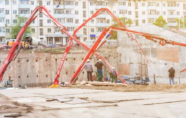 Ufa, Rusya - 21 Mayıs 2016: İdil Kulesi, mühendisler ve inşaat işçileri pompası kamyon arka plan üzerinde inşaat sitesinde