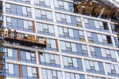 Ufa, Rusya - 21 Mayıs 2016: İdil kulesi. işçiler binanın cephesinde beşikteki