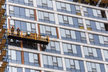 Ufa, Rusya - 21 Mayıs 2016: İdil kulesi. işçiler binanın cephesinde beşikteki