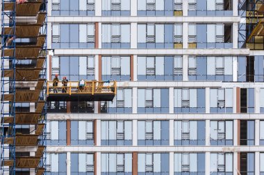 Ufa, Rusya - 21 Mayıs 2016: İdil kulesi. işçiler binanın cephesinde beşikteki