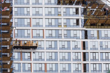 Ufa, Rusya - 21 Mayıs 2016: İdil kulesi. işçiler binanın cephesinde beşikteki