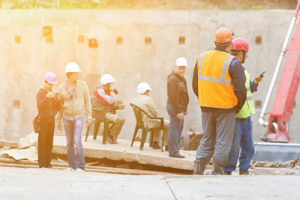 Ufa, Rusya - 21 Mayıs 2016: İdil kulesi. Mühendisler ve inşaat işçileri inşaat sitesinde