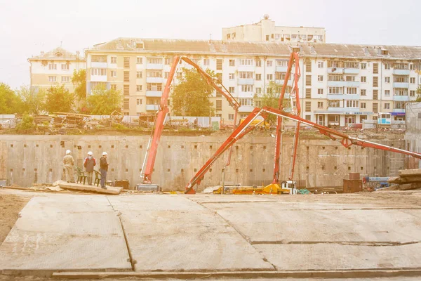 Ufa, Rusya - 21 Mayıs 2016: İdil kulesi. Beton pompa makine inşaat sitesinde kamyonlarla İnşaat