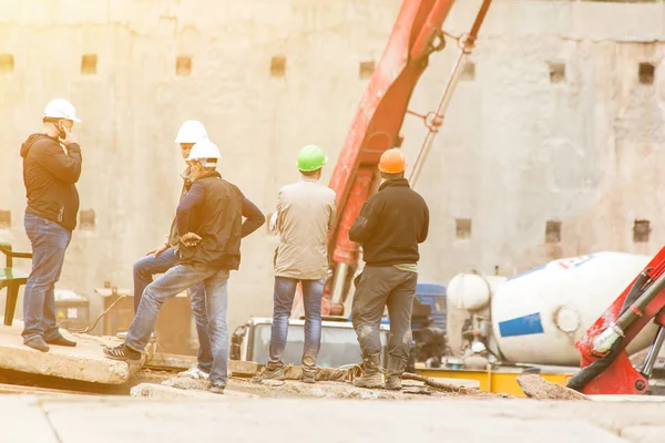 Ufa, Rusya - 21 Mayıs 2016: İdil kulesi. Mühendisler ve inşaat işçileri inşaat sitesinde