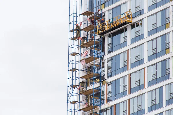 UFA, RUSSIE - 21 MAI 2016 : Idel Tower. ouvriers dans le berceau sur la façade du bâtiment — Photo