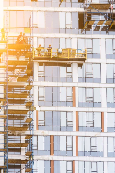 Ufa, Rusya - 21 Mayıs 2016: İdil kulesi. işçiler binanın cephesinde beşikteki