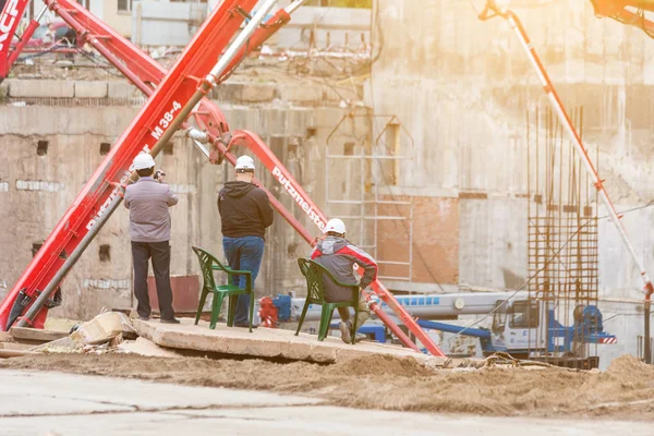 Ufa, Rusya - 21 Mayıs 2016: İdil Kulesi, mühendisler ve inşaat işçileri pompası kamyon arka plan üzerinde inşaat sitesinde