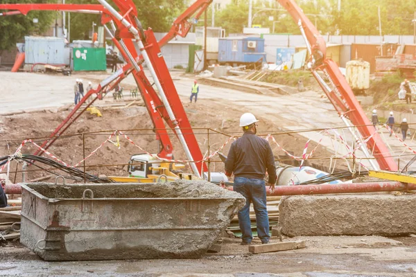 Ufa, Rusya - 21 Mayıs 2016: İdil kulesi. Pompa kamyon arka plan üzerinde inşaat sitesinde mühendisi
