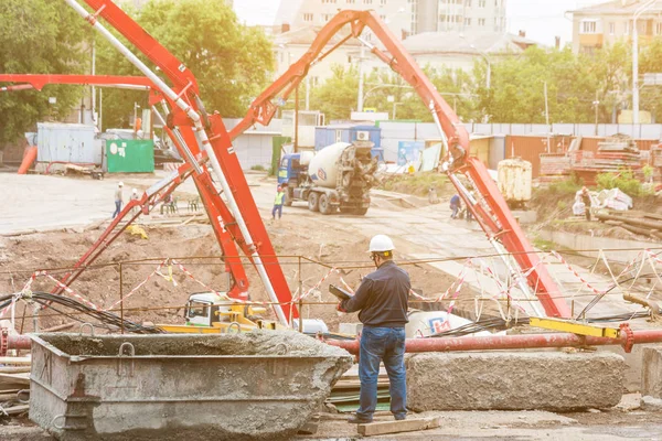 Ufa, Rusya - 21 Mayıs 2016: İdil kulesi. Pompa kamyon arka plan üzerinde inşaat sitesinde mühendisi