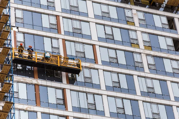 Ufa, Rusya - 21 Mayıs 2016: İdil kulesi. işçiler binanın cephesinde beşikteki