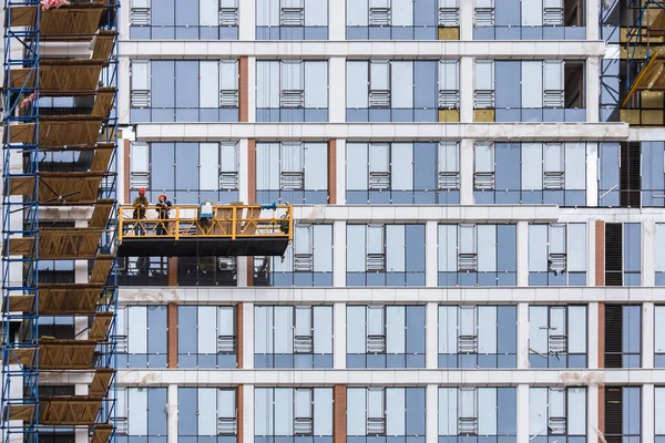 Ufa, Rusya - 21 Mayıs 2016: İdil kulesi. işçiler binanın cephesinde beşikteki