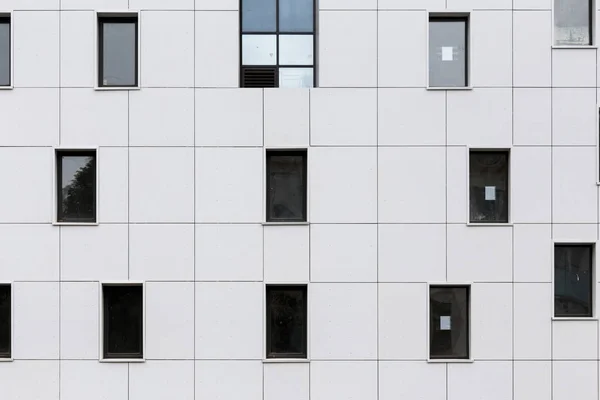 UFA, RÚSSIA - 21 de maio de 2016: Idel Tower. fachada de um edifício moderno em construção. Bainha com painéis brancos e vidro azul. close-up — Fotografia de Stock