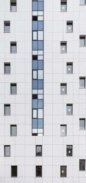 Ufa, Ryssland - 21 maj 2016: Idel Tower. fasaden i en modern byggnad under uppförande. Mantlar med vita paneler och blått glas. närbild — Stockfoto