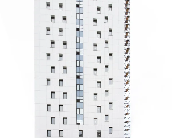 UFA, RUSSIA - 21 MAGGIO 2016: Idel Tower. facciata di un edificio moderno in costruzione. Rivestimento con pannelli bianchi e vetro blu. primo piano — Foto Stock