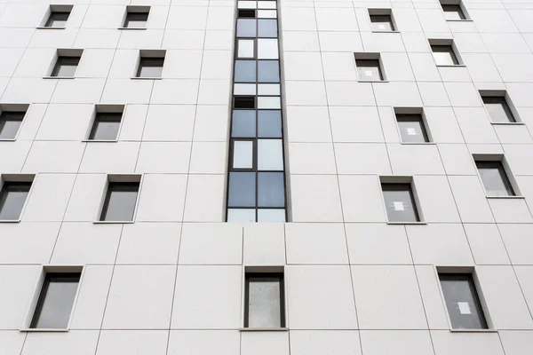 UFA, RÚSSIA - 21 de maio de 2016: Idel Tower. fachada de um edifício moderno em construção. Bainha com painéis brancos e vidro azul. close-up — Fotografia de Stock