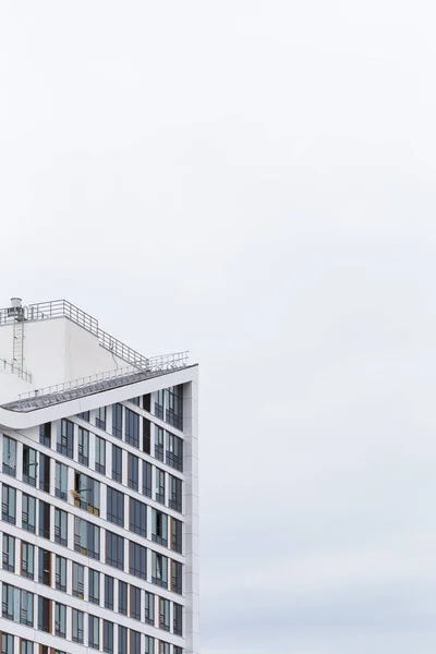 UFA, RÚSSIA - 21 de maio de 2016: Idel Tower. fachada de um edifício moderno em construção. Bainha com painéis brancos e vidro azul . — Fotografia de Stock