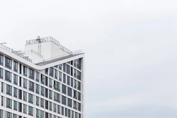 Ufa, Rusya - 21 Mayıs 2016: İdil kulesi. Cephe, modern bir bina yapım aşamasında. Beyaz paneller ve mavi cam kaplama. — Stok fotoğraf
