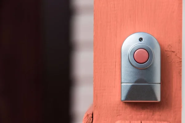 Sonnette argentée avec un bouton en plastique rouge — Photo