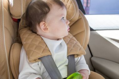 Bebek Oto Koltuğu çocuk. ISOFIX sıkma. aydınlık bir salonda bej Oto Koltuğu