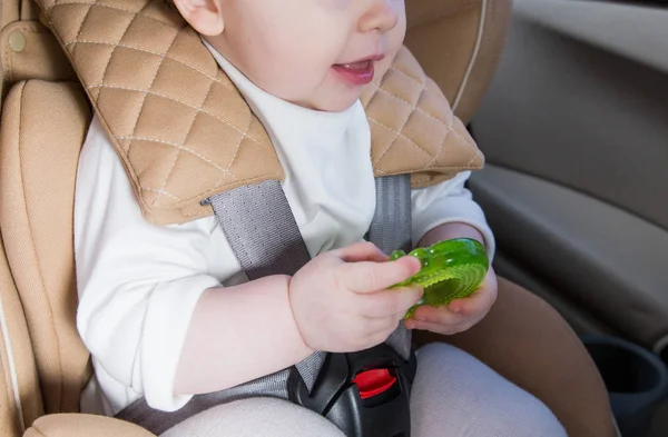 Bebek Oto Koltuğu çocuk. ISOFIX sıkma. aydınlık bir salonda bej Oto Koltuğu