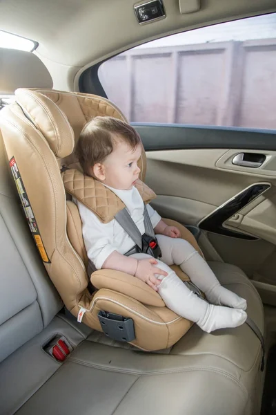 Bebek Oto Koltuğu çocuk. ISOFIX sıkma. aydınlık bir salonda bej Oto Koltuğu