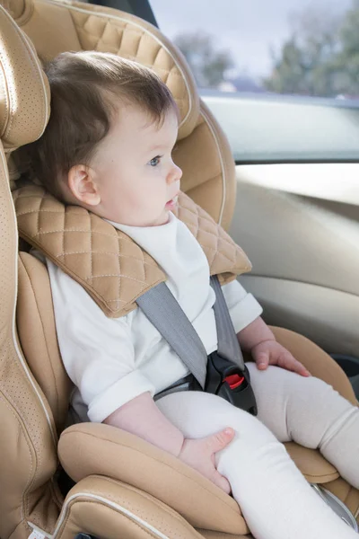 Bebek Oto Koltuğu çocuk. ISOFIX sıkma. aydınlık bir salonda bej Oto Koltuğu
