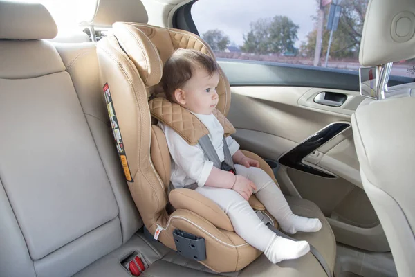 Bebek Oto Koltuğu çocuk. ISOFIX sıkma. aydınlık bir salonda bej Oto Koltuğu