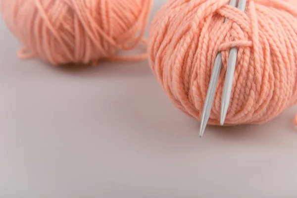 Stricken. ein Bündel rosafarbener Fäden mit Speichen. Handarbeit und Hobby — Stockfoto