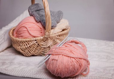 bir hasır sepet arka plan üzerinde pembe konu ile kavga