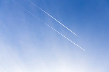 Uçağın gökyüzüne dikey çerçeve içinde iz inversiyon