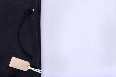 bir dize ile siyah bir çanta black Friday ve arka plan üzerinde yazıt için etiket