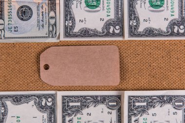 boşaltmak için siyah Cuma karton bir doku ve Amerikan Doları arka plan üzerine bir etiketle