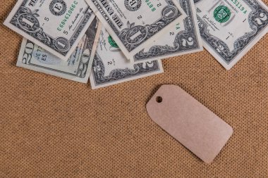 boşaltmak için siyah Cuma karton bir doku ve Amerikan Doları arka plan üzerine bir etiketle