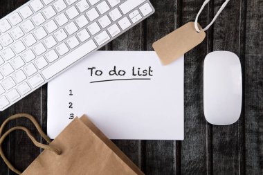 Çalışma alanı merkezli beyaz bir levha ile ve Aksesuar en iyi görünümünü koyu ahşap arka plan üzerinde. Yapılacaklar listesi