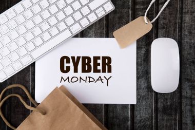 Çalışma alanı merkezli beyaz bir levha ile ve Aksesuar en iyi görünümünü koyu ahşap arka plan üzerinde. Cyber Pazartesi