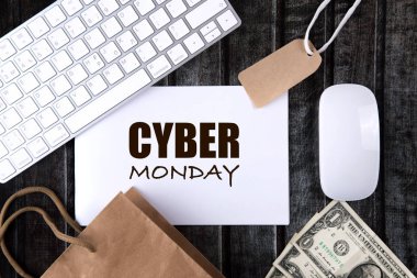 Çalışma alanı merkezli beyaz bir levha ile ve Aksesuar en iyi görünümünü koyu ahşap arka plan üzerinde. Cyber Pazartesi