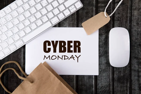 Çalışma alanı merkezli beyaz bir levha ile ve Aksesuar en iyi görünümünü koyu ahşap arka plan üzerinde. Cyber Pazartesi