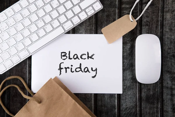 Çalışma alanıyla bir acessories üstten görünüm koyu ahşap arka plan üzerinde. BlackFriday