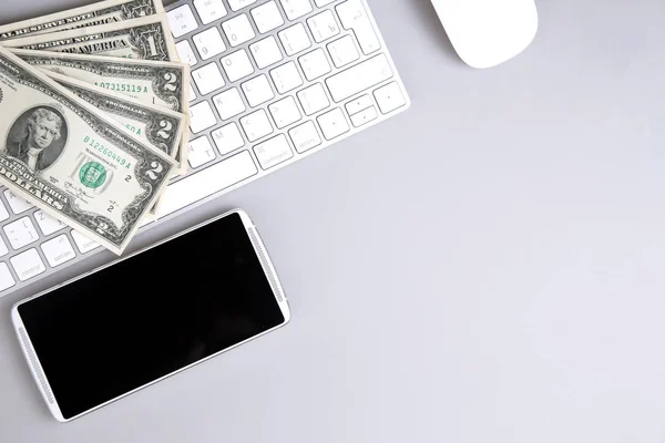 Uma visão superior do espaço de trabalho com um smartphone e dinheiro. mockup — Fotografia de Stock