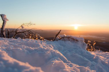 Kış manzarası. güzel bir gün batımı karşı dağlarda kar