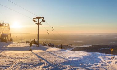 Abzakovo, Rusya 5 Ocak 2016: teleferik ve insanlarla bir gün batımı ve güzel kış manzara arka yolda